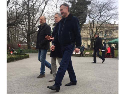 Арестованный Фирташ свободно гуляет по Вене в компании с депутом от Оппоблока Папиевым. ФОТО