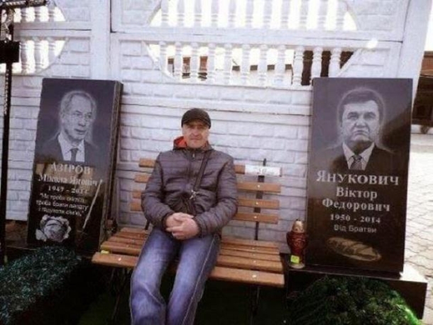 Foto Grabsteine ​​Flüchtling Präsident Viktor Janukowitsch und ehemalige Ministerpräsident Mykola Asarow