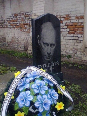 in Tschernigow Region produziert einen Grabstein mit Putins Porträt