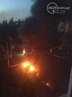 Im Zentrum von Mariupol Reifen an der militärischen Einheit verbrennen die Schüsse gehört, sitzen die Flughafen Hubschrauber nach unten. Bildergeschichte