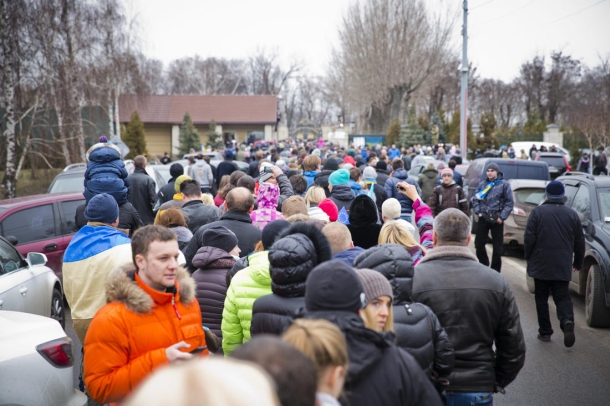 Auf dem Weg nach Mezhyhiria gebildet Kilometer Stau. Menschen Transport werfen und in die Residenz zu Fuß gehen На дороге к Межигорью образовалась километровая пробка. Люди бросают транспорт и идут в резиденцию пешком