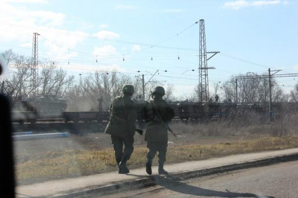 Russland in die Ukraine wurde auf drei Seiten umgeben. An der Grenze 100 Tausend Soldaten und 500 Panzer. MAP + FOTOS Россия окружила Украину с трех сторон. У границы 100 тысяч военных и более 500 танков. КАРТА+ФОТО