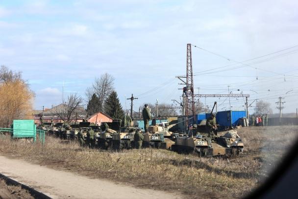Russland in die Ukraine wurde auf drei Seiten umgeben. An der Grenze 100 Tausend Soldaten und 500 Panzer. MAP + FOTOS Россия окружила Украину с трех сторон. У границы 100 тысяч военных и более 500 танков. КАРТА+ФОТО