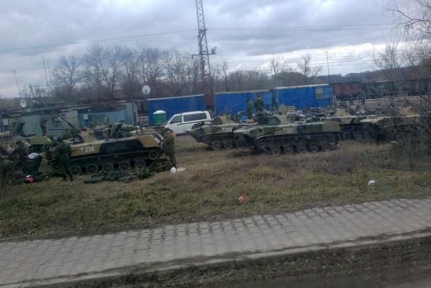 Russland in die Ukraine wurde auf drei Seiten umgeben. An der Grenze 100 Tausend Soldaten und 500 Panzer. MAP + FOTOS Россия окружила Украину с трех сторон. У границы 100 тысяч военных и более 500 танков. КАРТА+ФОТО