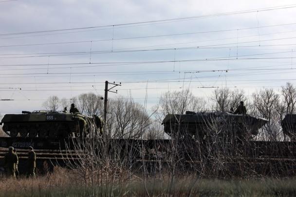Russland in die Ukraine wurde auf drei Seiten umgeben. An der Grenze 100 Tausend Soldaten und 500 Panzer. MAP + FOTOS Россия окружила Украину с трех сторон. У границы 100 тысяч военных и более 500 танков. КАРТА+ФОТО