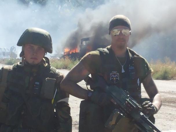 Спецназ РФ фотографируется на фоне искалеченных тел украинских воинов и топчется по украинскому флагу. ФОТОрепортаж