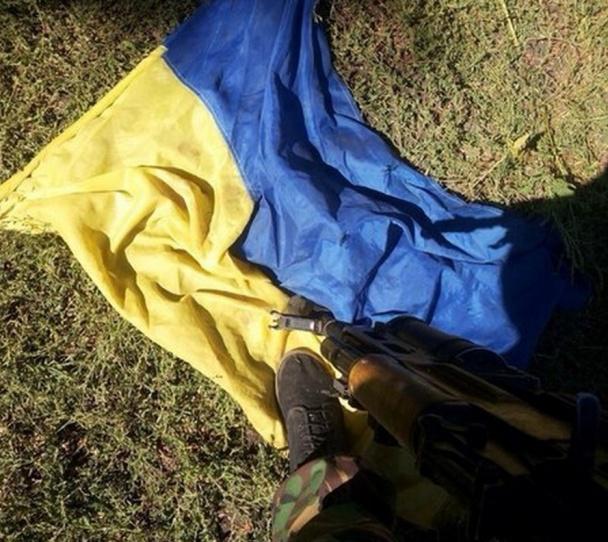 Спецназ РФ фотографируется на фоне искалеченных тел украинских воинов и топчется по украинскому флагу. ФОТОрепортаж