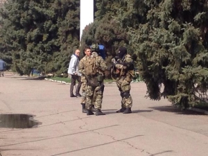 Pro-russische Rebellen schickte Verstärkungen in Slavyansk: Russische Terroristen bewaffnet mit Maschinengewehren und Granatwerfern. PHOTO