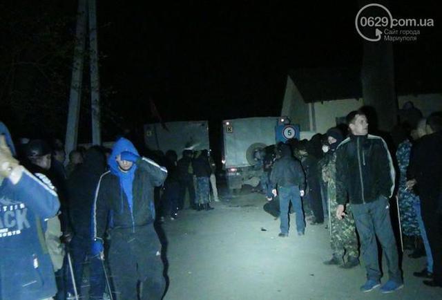 Storming eine militärische Einheit in Mariupol Militante verletzt Zuschauer. Fotobericht + VIDEO Штурм воинской части в Мариуполе: боевики ранили случайных прохожих. ФОТОрепортаж+ВИДЕО