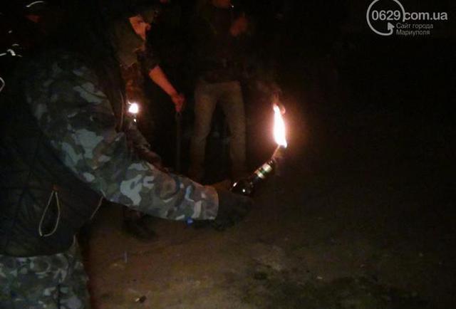 Storming eine militärische Einheit in Mariupol Militante verletzt Zuschauer. Fotobericht + VIDEO Штурм воинской части в Мариуполе: боевики ранили случайных прохожих. ФОТОрепортаж+ВИДЕО