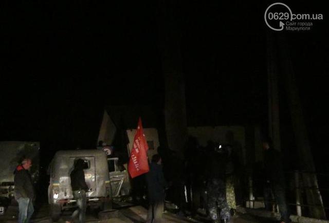 Storming eine militärische Einheit in Mariupol Militante verletzt Zuschauer. Fotobericht + VIDEO Штурм воинской части в Мариуполе: боевики ранили случайных прохожих. ФОТОрепортаж+ВИДЕО