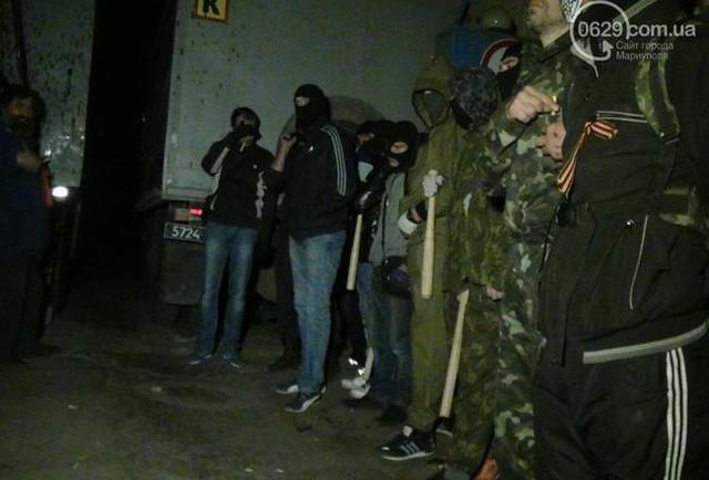 Storming eine militärische Einheit in Mariupol Militante verletzt Zuschauer. Fotobericht + VIDEO Штурм воинской части в Мариуполе: боевики ранили случайных прохожих. ФОТОрепортаж+ВИДЕО