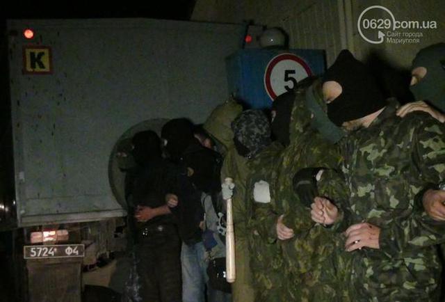 Storming eine militärische Einheit in Mariupol Militante verletzt Zuschauer. Fotobericht + VIDEO Штурм воинской части в Мариуполе: боевики ранили случайных прохожих. ФОТОрепортаж+ВИДЕО