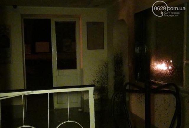 Storming eine militärische Einheit in Mariupol Militante verletzt Zuschauer. Fotobericht + VIDEO Штурм воинской части в Мариуполе: боевики ранили случайных прохожих. ФОТОрепортаж+ВИДЕО