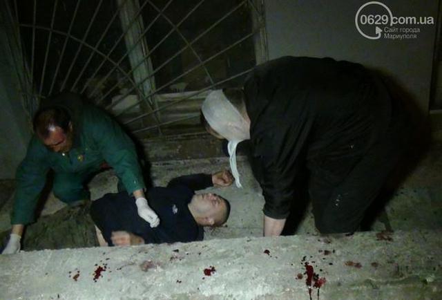 Storming eine militärische Einheit in Mariupol Militante verletzt Zuschauer. Fotobericht + VIDEO Штурм воинской части в Мариуполе: боевики ранили случайных прохожих. ФОТОрепортаж+ВИДЕО