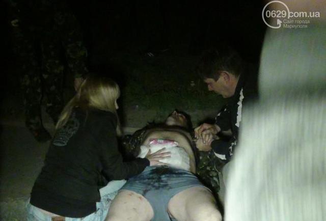 Storming eine militärische Einheit in Mariupol Militante verletzt Zuschauer. Fotobericht + VIDEO Штурм воинской части в Мариуполе: боевики ранили случайных прохожих. ФОТОрепортаж+ВИДЕО