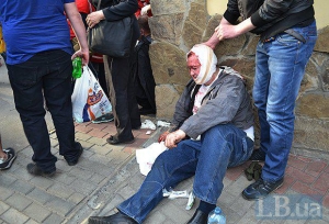 In Charkow, nach einem Kampf mit den acht ultras ins Krankenhaus: Separatisten angegriffen mit Stöcken, Steinen und Waffen. Fotobericht + VIDEO