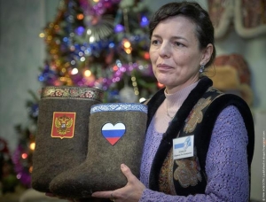Unsere Antwort auf Sanktionen: in Russland präsentiert eine neue Kollektion von Stiefeln mit der Flagge und Wappen. PHOTO