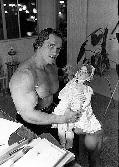 Arnold Schwarzenegger mit einer Puppe