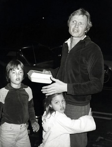 Angelina Jolie mit ihrem Vater Jon Voight und Bruder James