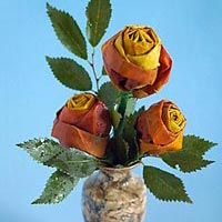 Blumenstrauß aus Rosen aus Ahorn-Blätter.