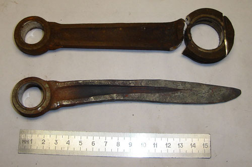 ein Messer mit seinen Händen