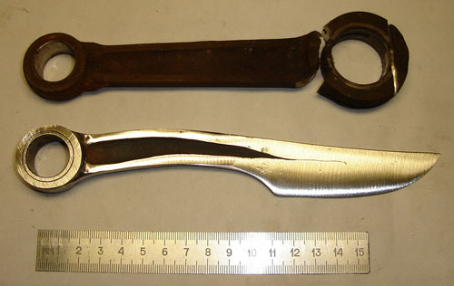 ein Messer mit seinen Händen
