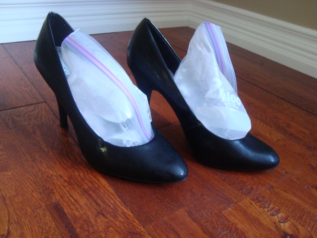 Schnell Schuhe verteilen mit Eisbeutel zu helfen - Tipps perfekt aussehen Быстро разносить обувь помогут пакеты со льдом - Хитрости, чтобы выглядеть безупречно