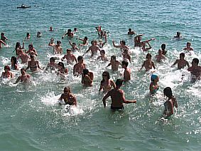 Tanzen im Meer vor dem dancefloor "Meduza"
