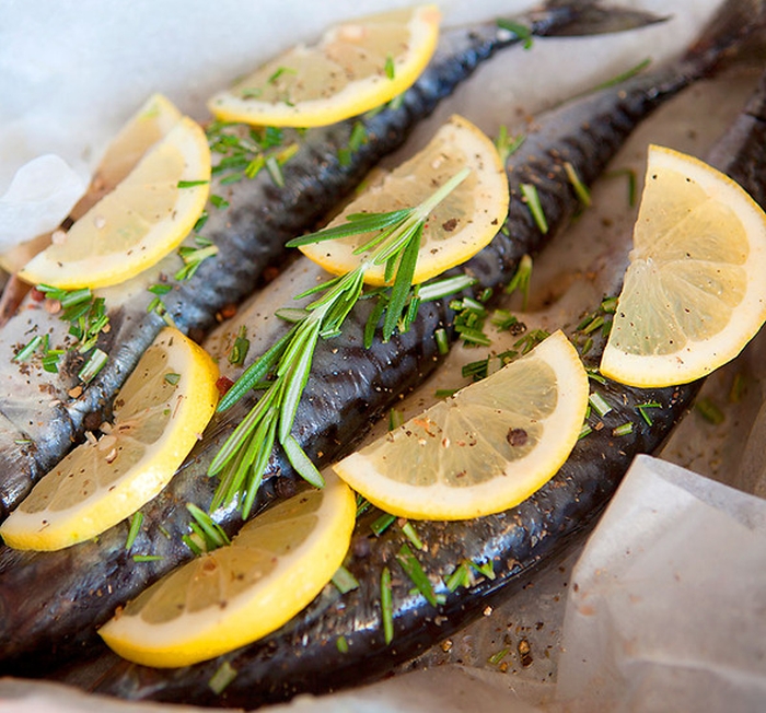 Fisch des Tages: Secrets Marinieren Makrele, Lachs und Forelle Рыбный день: секреты мариновки скумбрии, семги и форели