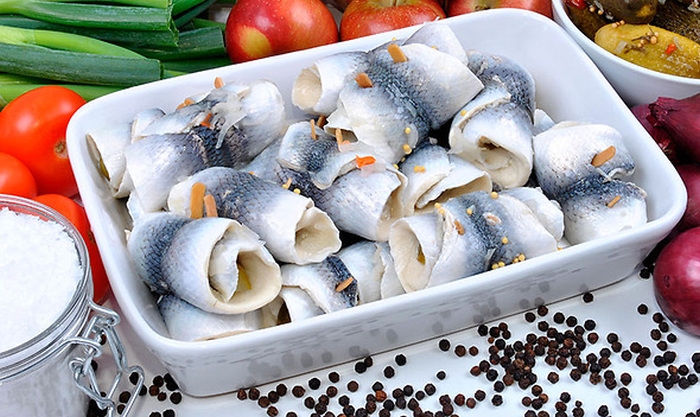 Fisch des Tages: Secrets Marinieren Makrele, Lachs und Forelle Рыбный день: секреты мариновки скумбрии, семги и форели