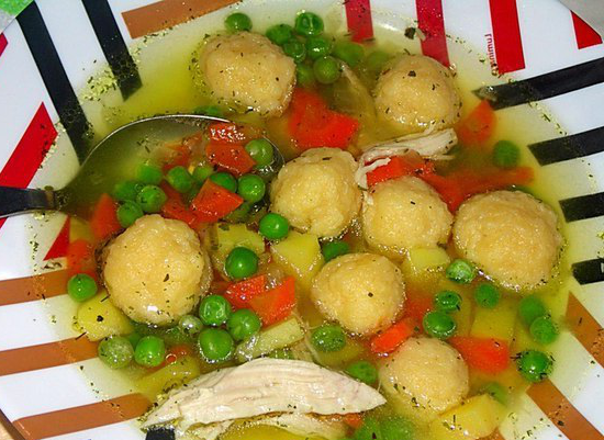 Куриный суп с сырными клёцками и зелёным горошком